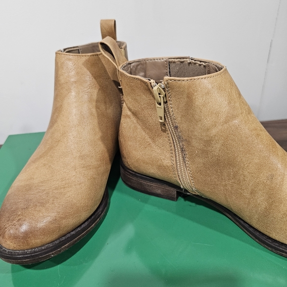 Mata Tan Distressed Chelsea Ankle Booties Size 7 Flat Zip Pull Tab - Picture 3 of 6